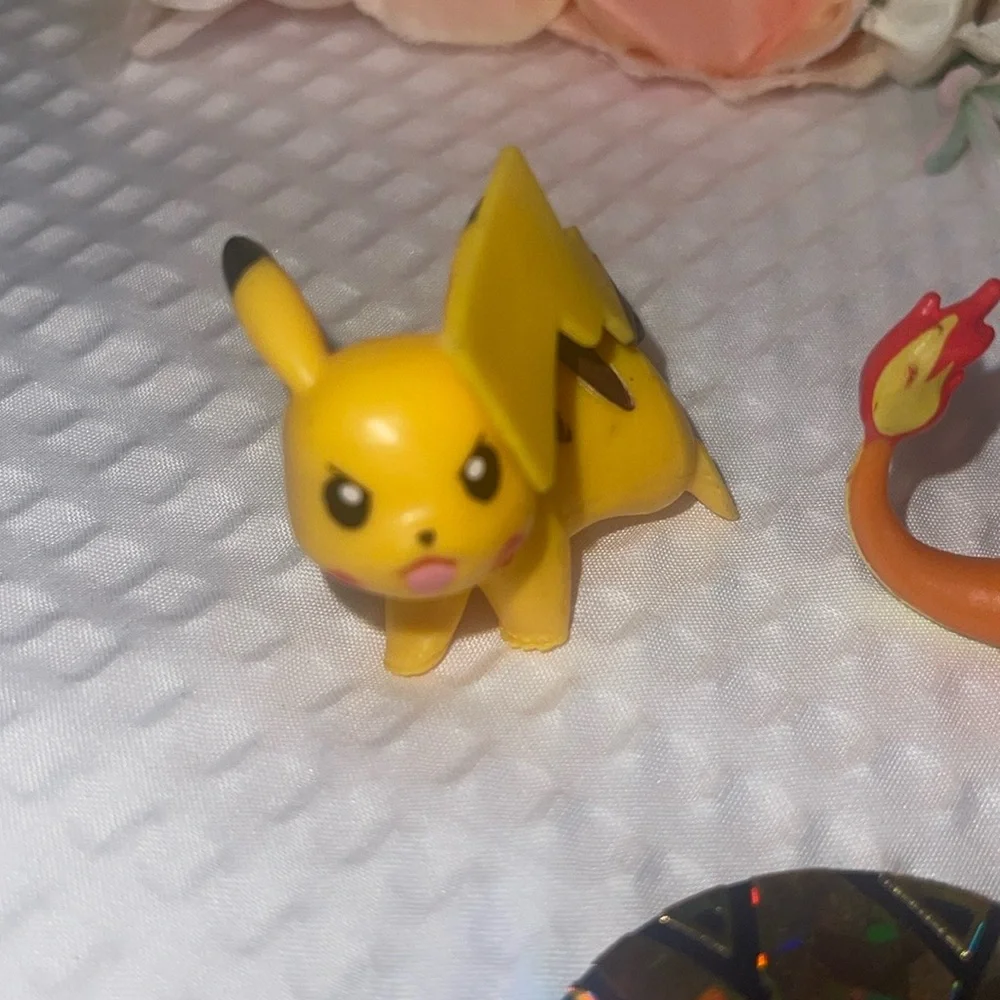 Pokemon Collection 2 - PIKACHU & Charmander Figure Nintendo Go Anime And Coin